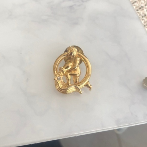 Vintage Gold Tone Pin - Picture 1 of 3